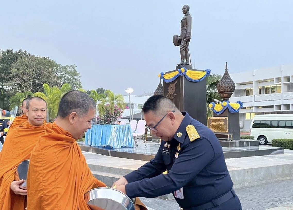 จก.ยศ.ทอ.นำข้าราชการตักบาตรวันพุธ